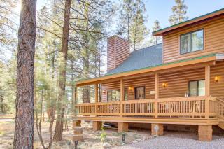 2 Mi to Fool Hollow Lake Wooded Cabin with Fire Pit - 0