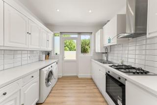 Stylish 5 Bed Home in Forest Hill by Amber Stays, Perfect for Business & Contractors Sleeps 16 - 8