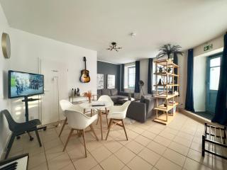 Spacious 70sqm Apartment Sleeps 6 Free Parking - 1