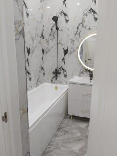 Находится в центре города Рядом акимат мечеть Сейтжан кари кафе детские сады школа Конаева В квартире все удобство - 0