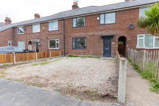 4 Bed Home sleeps 7 close to Cheshire Oaks Princes Rd - 1