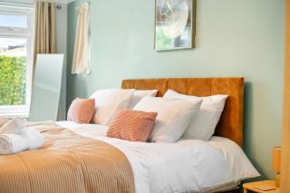 Spacious 6 Bed House in Waterlooville Portsmouth by Amber Stays, Perfect for Long Term Stays, Sleeps 14! - 0