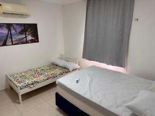 Suite2 com ar condicionado e a Beira mar , cozinha compartilhada e completa Micro ondas air fryer forno elétrico fogão Geladeira freezer gelagua e cafeteria elétrica Tudo para vc se sentir em casa além de um Deck com churrasqueira vista mar - 3