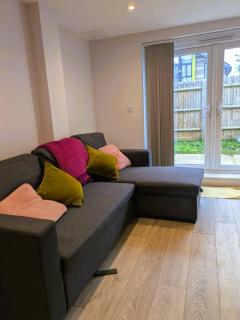 Sleeps 6 - Free Parking - Self Contained Flat - 1