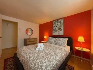 Comfortable 3BR Apt with included Parking spot - 9