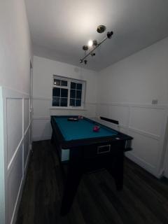 Free parking Sleeps 9 Fully Equipped Playroom - 5