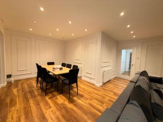 Free parking Sleeps 9 Fully Equipped Playroom - 3