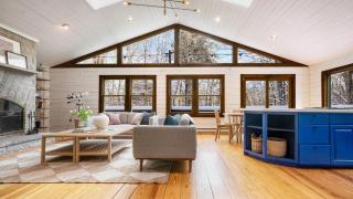 Half Moon by AvantStay 4BR Cabin w Large Deck Yard w Patio Outdoor Dining - 8