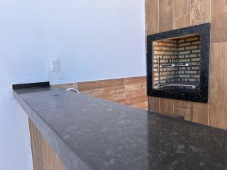 Suite numero 3 BEIRA MAR com ar condicionado , cozinha compartilhada e completa com Micro ondas air fryer forno elétrico fogão Geladeira freezer gelagua e cafeteria elétrica Tudo para vc se sentir em casa além de um Deck com churrasqueira vista mar - 7