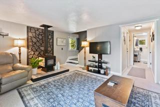 Little Longbow Lakefront Chalet - 7