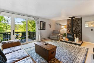 Little Longbow Lakefront Chalet - 6