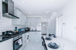 Spacious 4 Bed House in Birmingham City Centre, Ideal for long term with Free Parking - 8