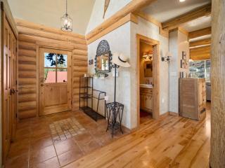 Nomad Peak Retreat Rustic Cabin in Mt Spokane - 6