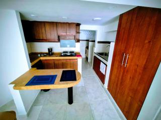 Apartaestudio en el Estadio Pascual Guerrero, San Fernando, Piso 1, muy Central, Cerca a la calle 5ta, Exito de San Fernando, fresco, tranquilo, con Vista a la calle Studio apartment in Pascual Guerrero Stadium, San Fernando, 1st floor, very central, near - 7