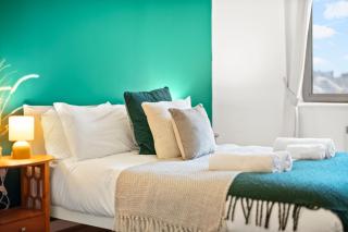 Modern 2 Bed Apartment in Greenwich, Perfect for Business & Contractors with Free Parking - 4