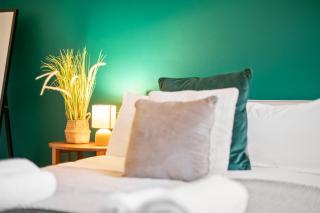 Modern 2 Bed Apartment in Greenwich, Perfect for Business & Contractors with Free Parking - 2