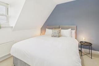 Modern 4 Bed Home With Parking Close To Town - 2