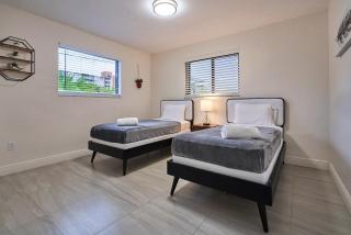 Lakefront Villa: Tropical Backyard & Kayak TGH - Miami - 1