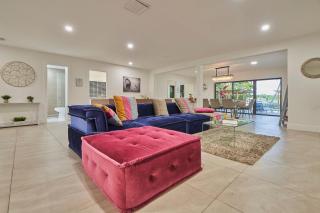 Lakefront Villa: Tropical Backyard & Kayak TGH - 8