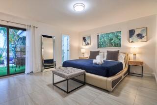 Lakefront Villa: Tropical Backyard & Kayak TGH - 7