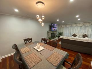 Adorable 3 private rooms- main with free parking - Toronto - 1