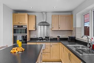 Spacious 5 Bed House in Reading by Amber Stays, Perfect for Business & Contractors, Sleeps 12 - 7