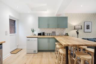 Earle House - 5 Bedroom -Sleeps 13 - Parking - 1