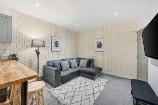Earle House - 5 Bedroom -Sleeps 13 - Parking - 4
