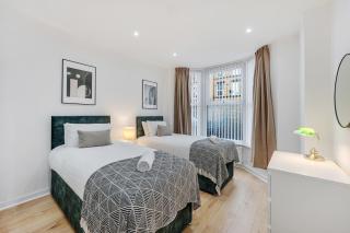 Earle House - 5 Bedroom -Sleeps 13 - Parking - 0