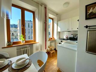 Spacious Old Town Apartment, 3 Rooms, Free Parking, Sleeps up to 7 - 8