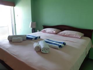 Beachfront Bliss 3BR Apt with Panoramic Sea View - Oroklini - 1