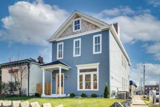 Large 7 Bedrooms Vibrant Art Spacious - 0