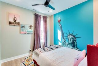 Large 7 Bedrooms Vibrant Art Spacious - 1