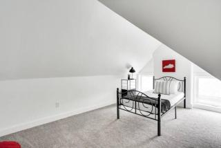 7 Large Bedrooms Peaceful Backyard Cozy - 8
