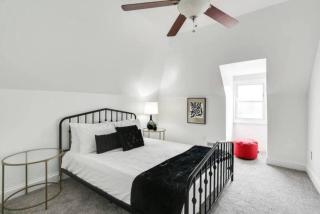 7 Large Bedrooms Peaceful Backyard Cozy - 1
