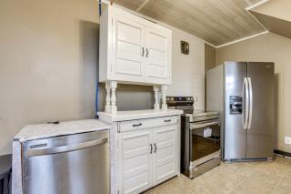 Near University Ave! Pet-Friendly 3BR with Foosball! - 1