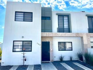 3 Bedroom House wit Pool Access - 9