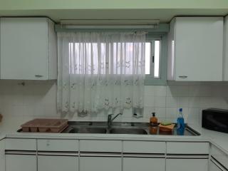 Enjoy Sunrise at Spacious 3BR flat by the Seafront - 7