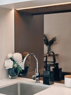 Convenient Cosy Hideaway with Pool Gym Spa Sauna - 3