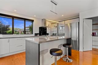 Stunning Beachfront Home - 15 minutes to Clevedon - 5