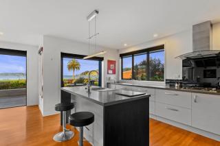 Stunning Beachfront Home - 15 minutes to Clevedon - 4