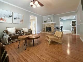 Marbella Lane - Charming 4BR Bungalo for Relaxing Retreat - 2