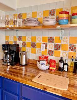 2 bedroom, large fenced yard, 3 mins from farmers market - 6