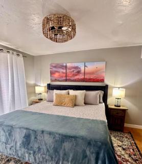 2 bedroom, large fenced yard, 3 mins from farmers market - 5