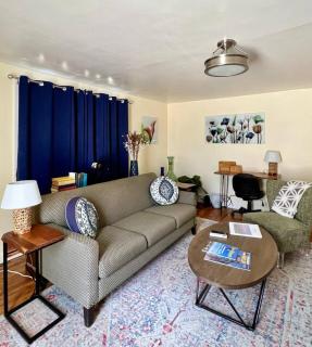 1 king bd with big fenced back yard pets welcome - 2