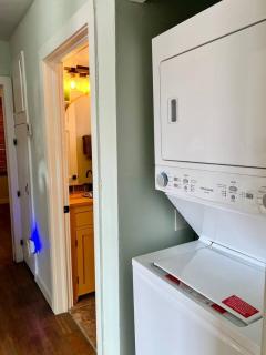 2 bed with Washer and Dryer, pets ok, 5 min to Farmers Market - 3
