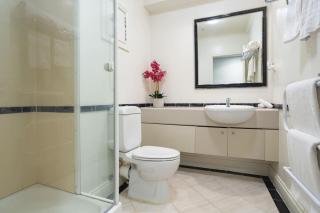 Chic Hotel Room at City Life Auckland - 4