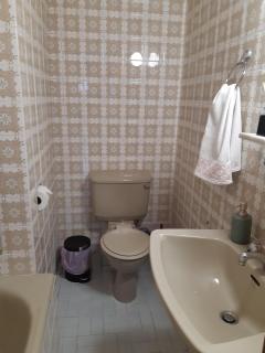 Enjoy Sunrise at Spacious 3BR flat by the Seafront - 4