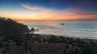 Peaceful Treehouse-Style Stay with Sauna Fire Pit Forest Views Near the Coast The Treehouse by AvantStay - 6