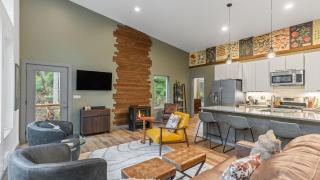 Peaceful Treehouse-Style Stay with Sauna Fire Pit Forest Views Near the Coast The Treehouse by AvantStay - 4